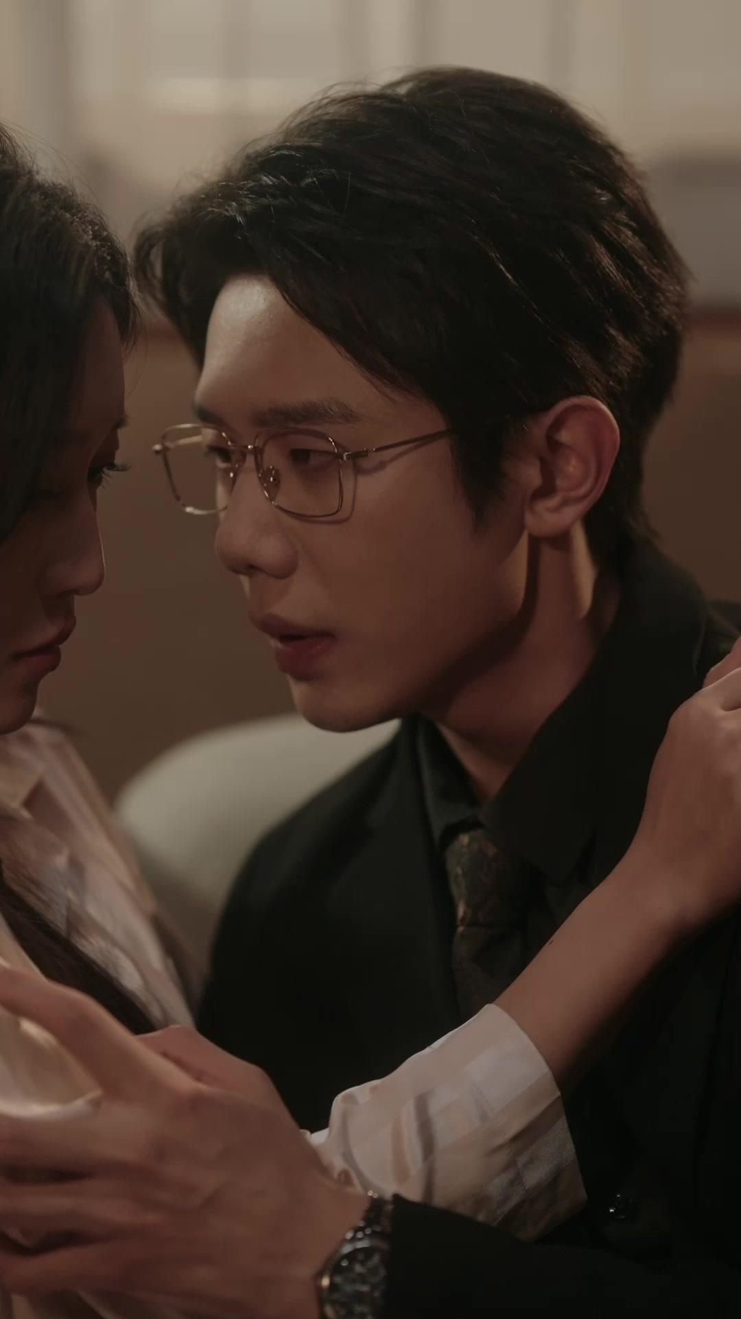 Satu Atap, Dua Kisah Cinta