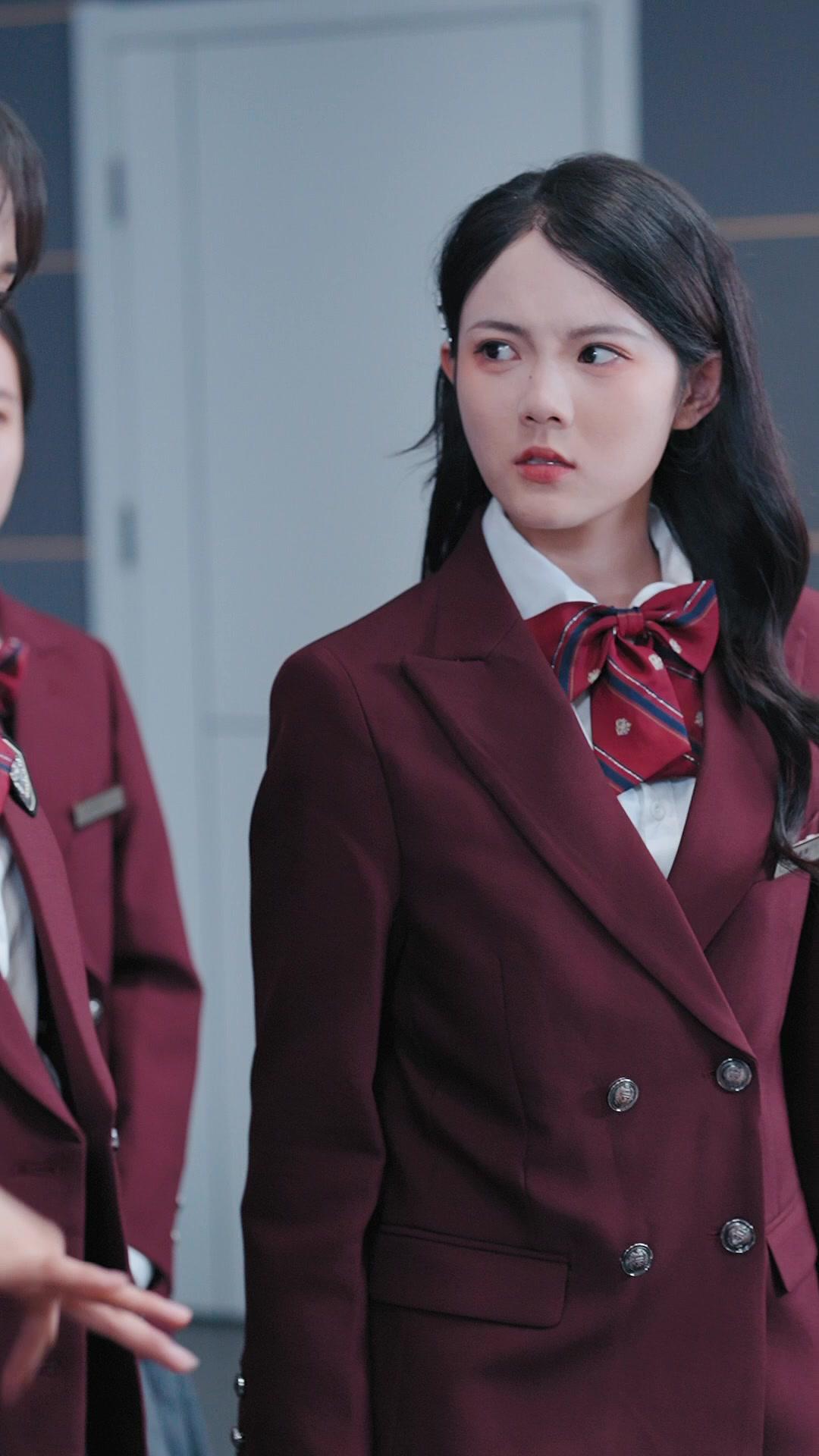 Dia Memegang Naskah Penjahat