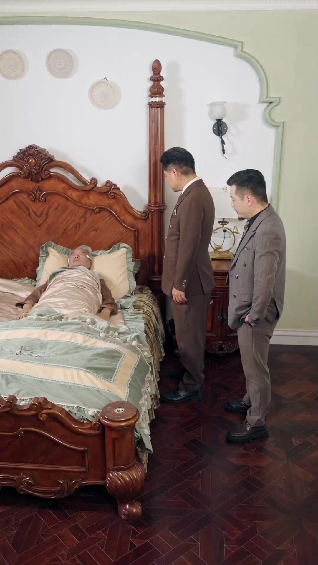 LA FONDATRICE REVIENT