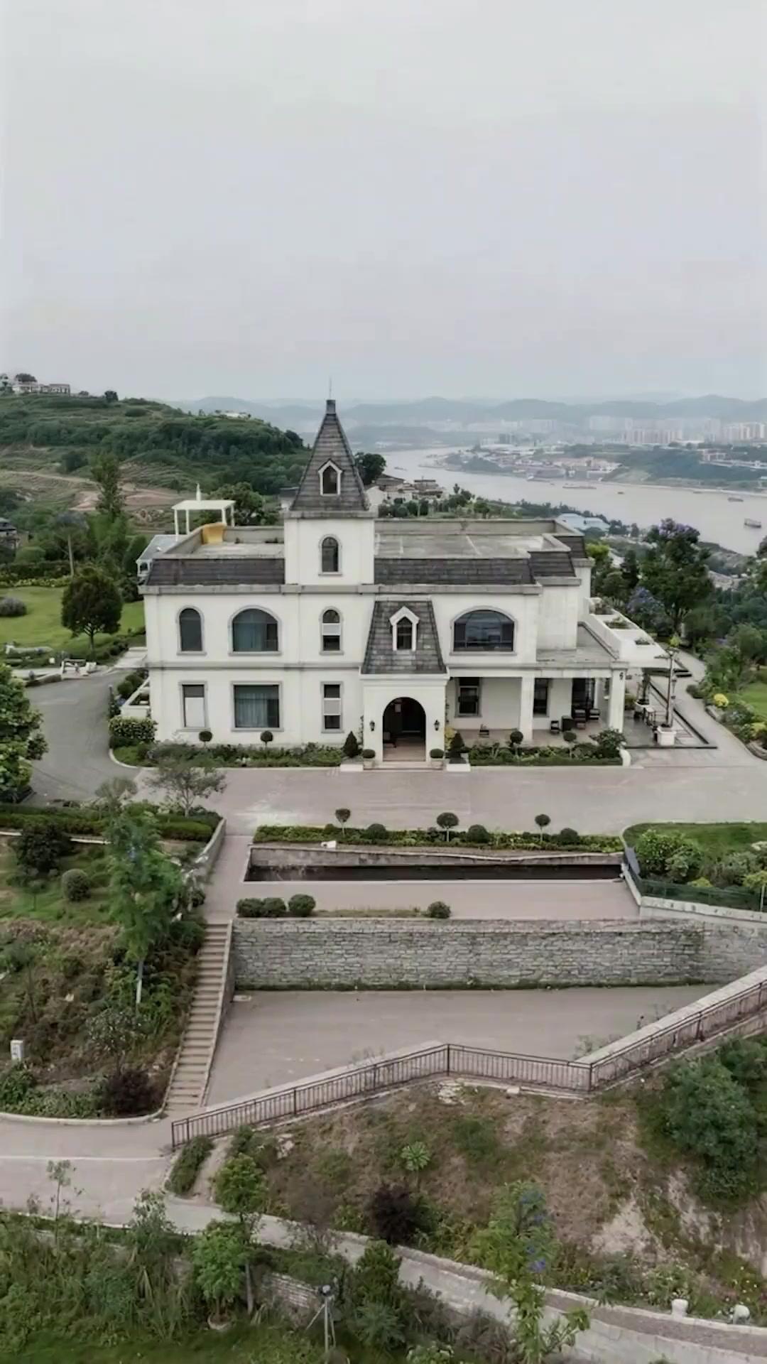 Cô Ấy Chết Trong Vai Ác