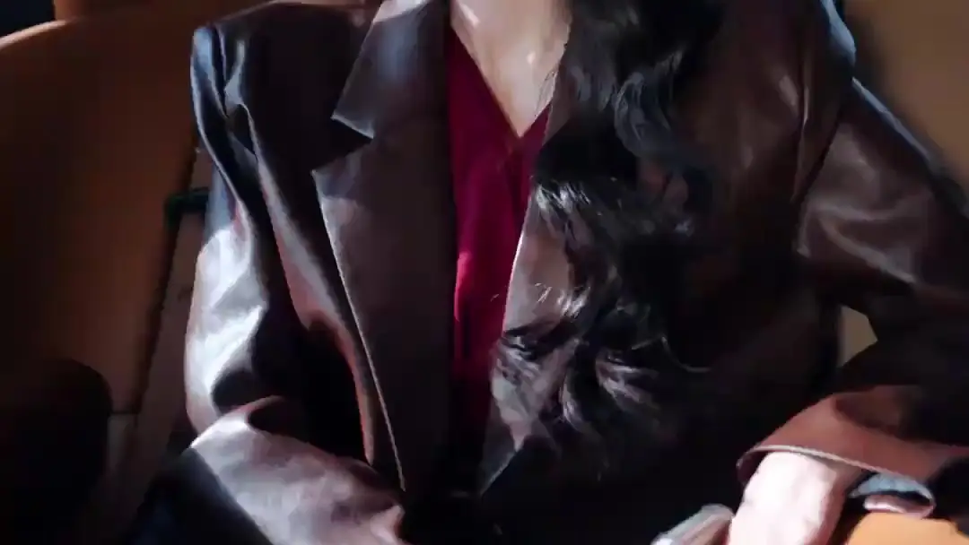 (Dublajlı) Ölümsüz Düştü Dünyaya, Eşim Kara Anka: Hız, İnanç ve Bir Vazonun Sırrı