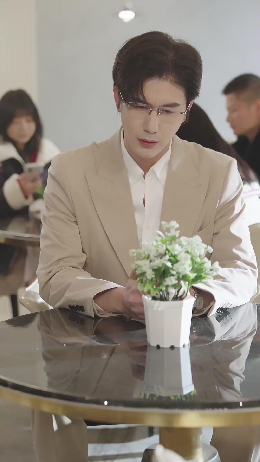 Rahasia Masa Lalu, Cinta dan Balas Dendam