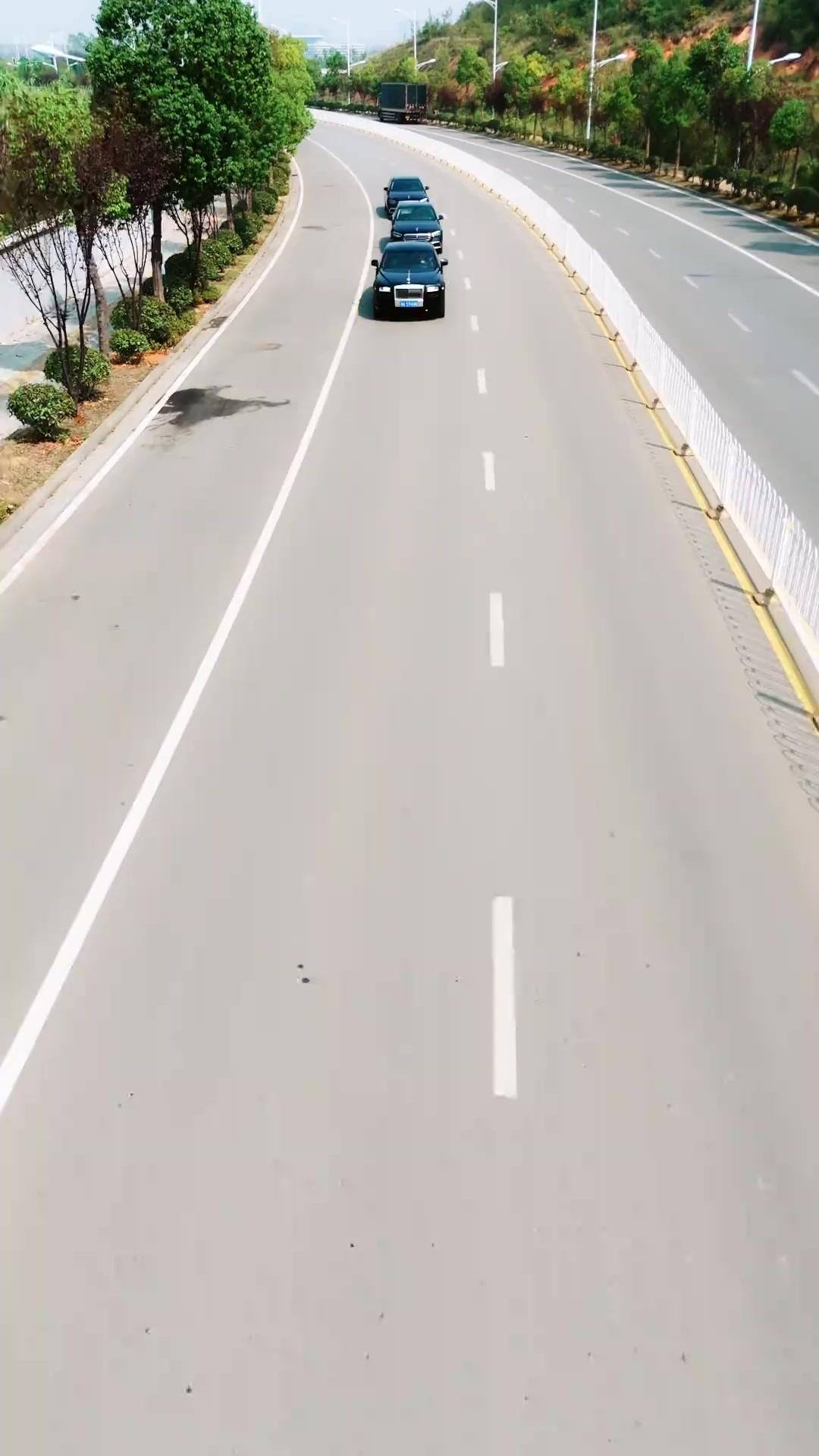 حين تبتسم ليلى يخفق قلب عمر