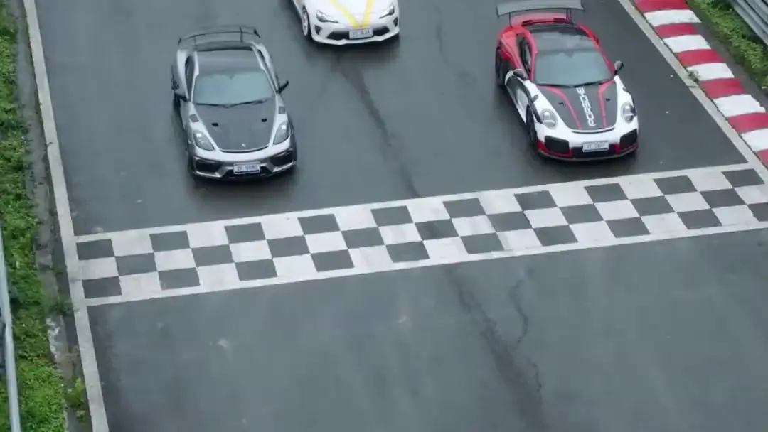 (مدبلج) سائق الشاحنات، أقوى مما تتخيل: عندما يتحول السباق إلى معركة قلوب