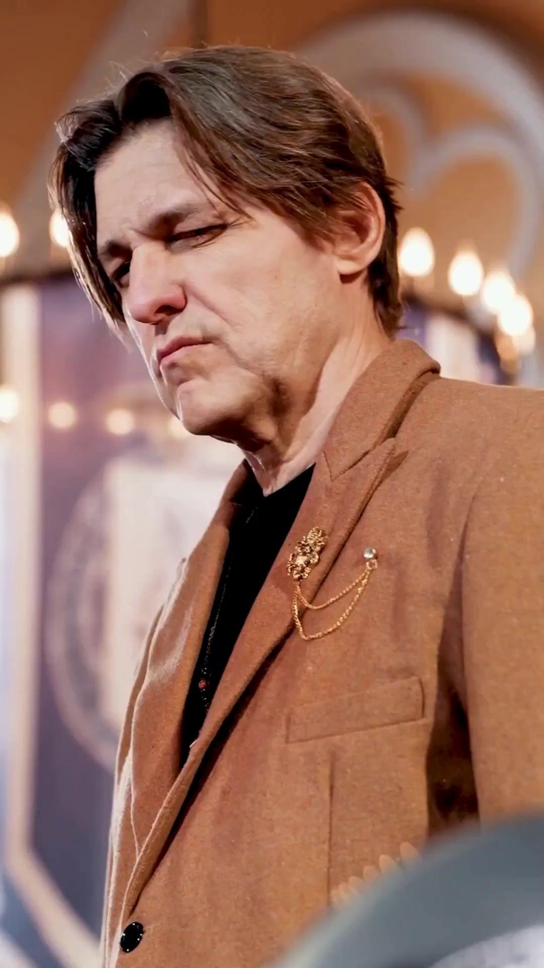 (Dublagem) O Rei Lobo Oculto: Um Híbrido Fracassado