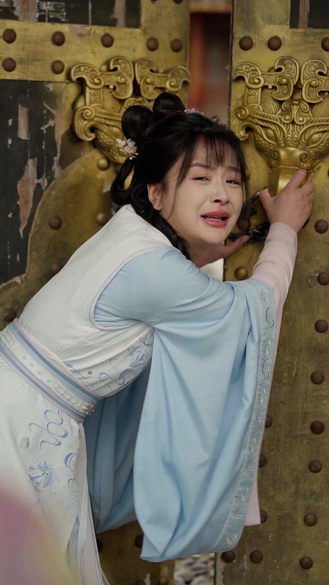 Catch Her, Your Majesty!