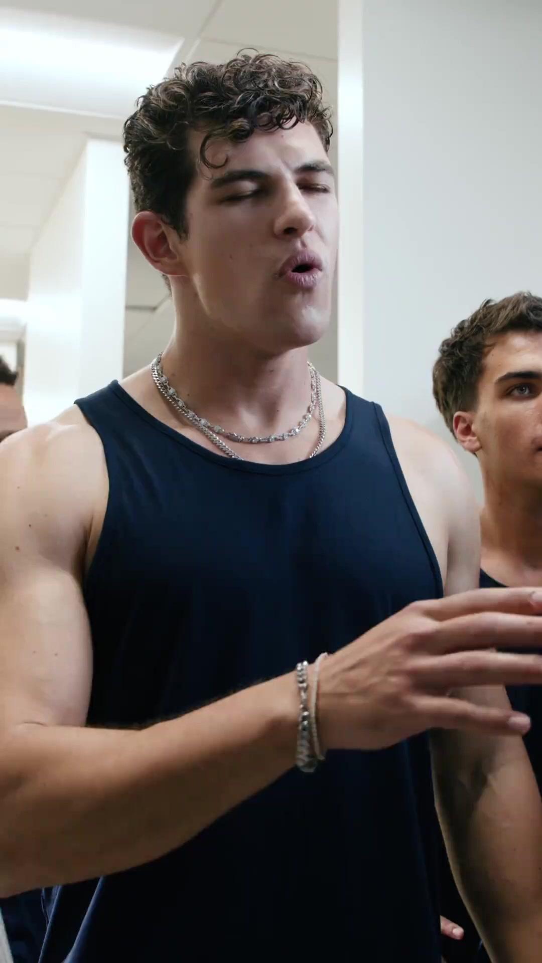 (Doblado) El dios regresó al juego