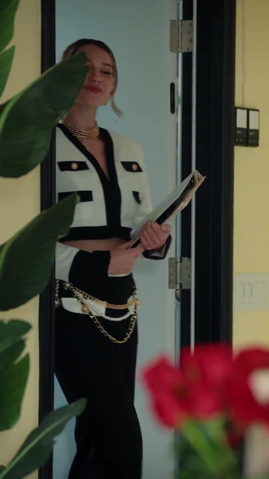 PIÉGÉE DANS TA CAGE DORÉE