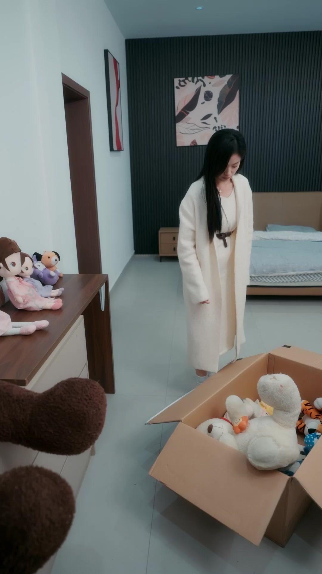 (Dubbed)She Slept, They Wept