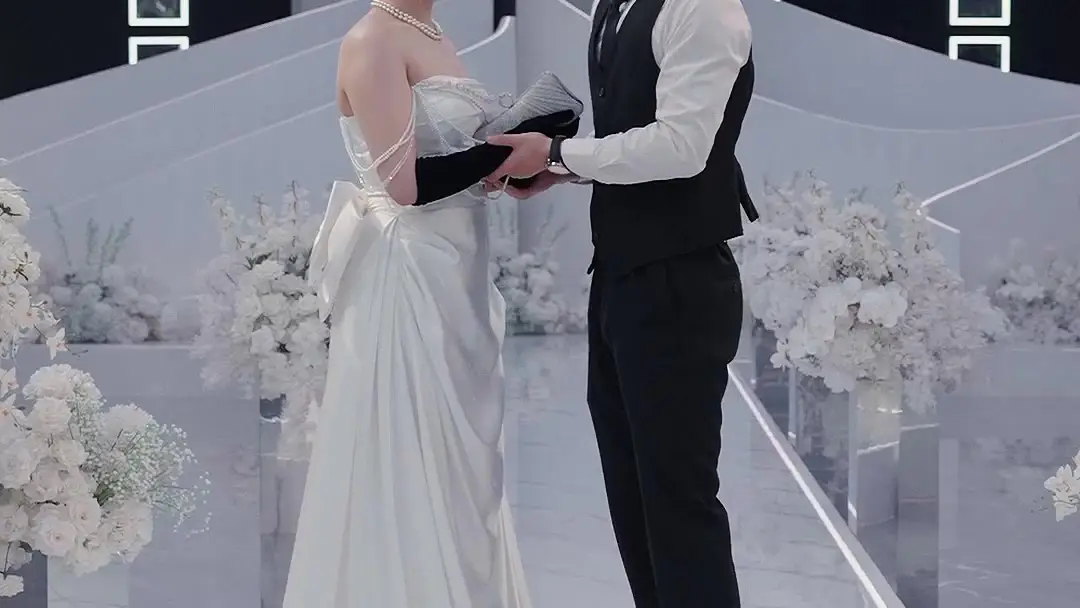閃婚甜妻是大佬：當眾求婚背後的三重身份詭局