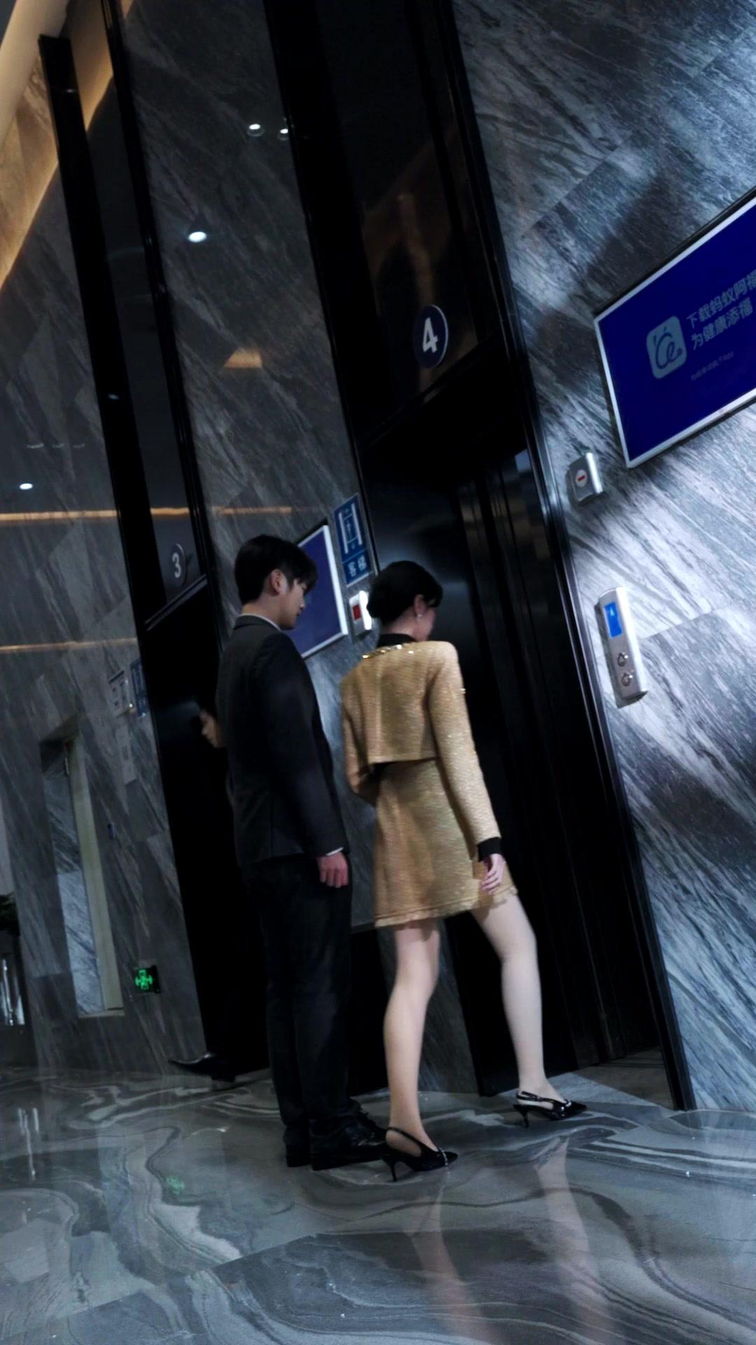 被背叛後，他撿走了我