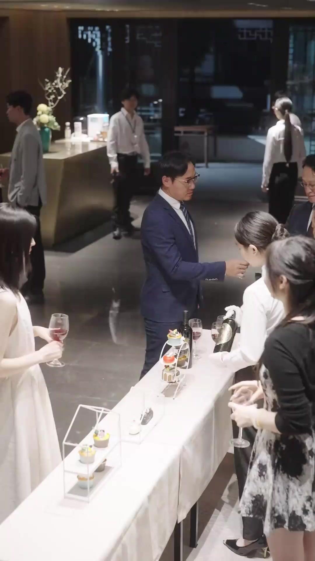 (Doblado) ¿La sustituya de quién?