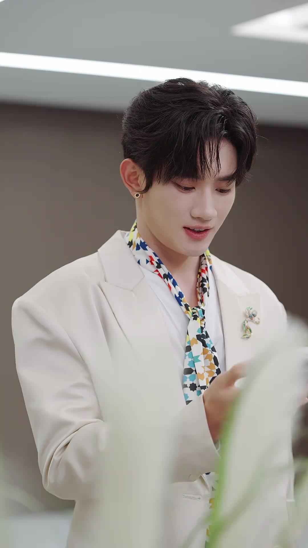 Help! My Reborn Queen Needs My Favor!