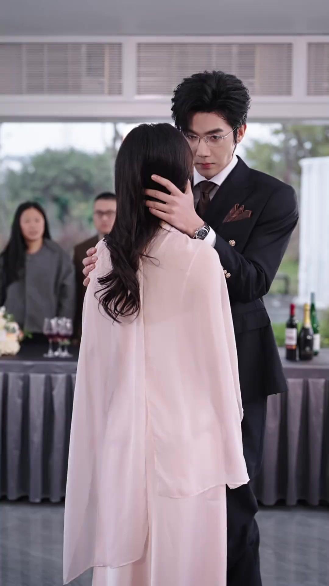 حين تظاهرتُ بالطاعة، أصبحتُ مدلّلةَ الكبير