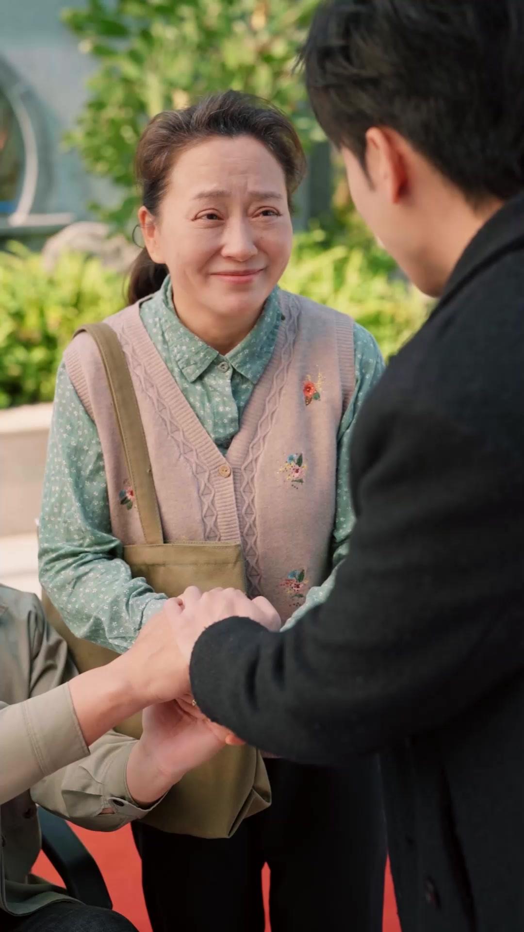 親生女嫌貧，首富子報恩