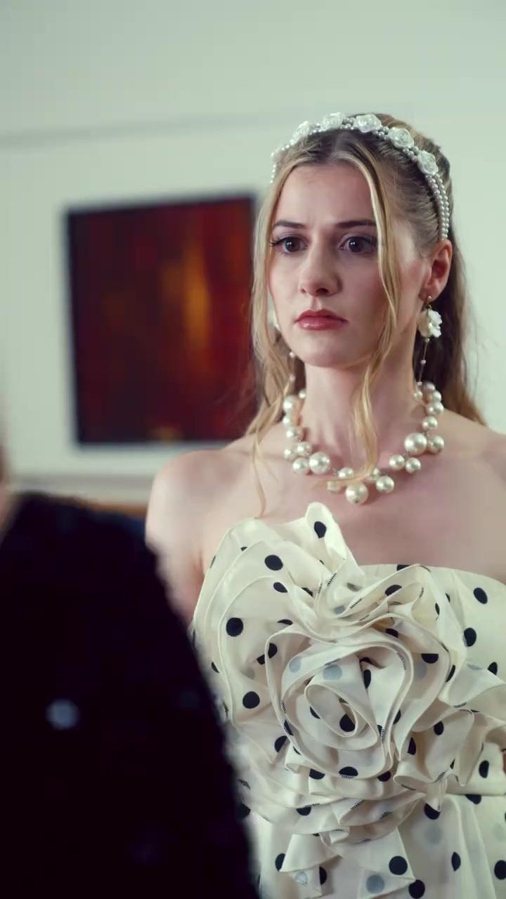 After Switched Fiancé, I Married a Mafia Boss