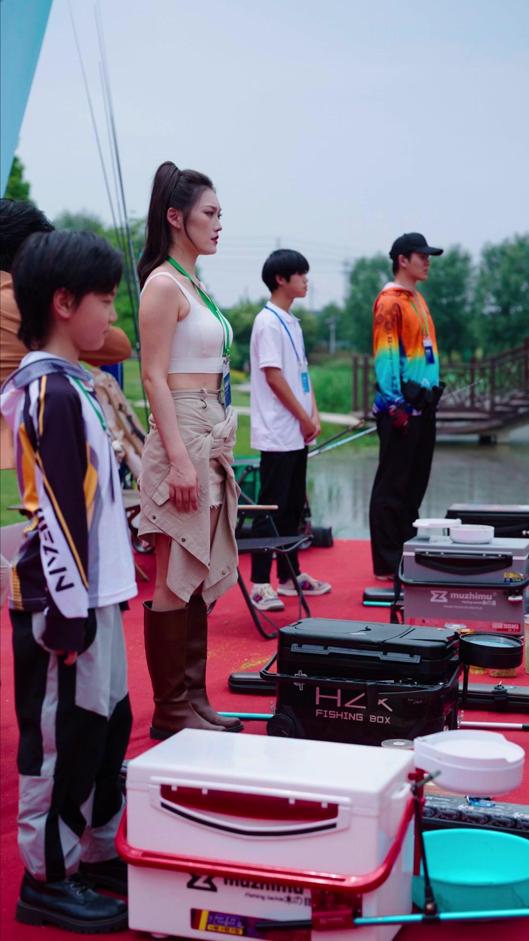 JE NE SUIS PAS LE DIEU DE LA PECHE