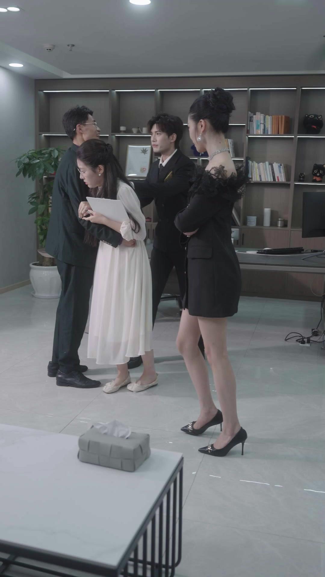 Pacarku Kaya, Hidupku Sempurna