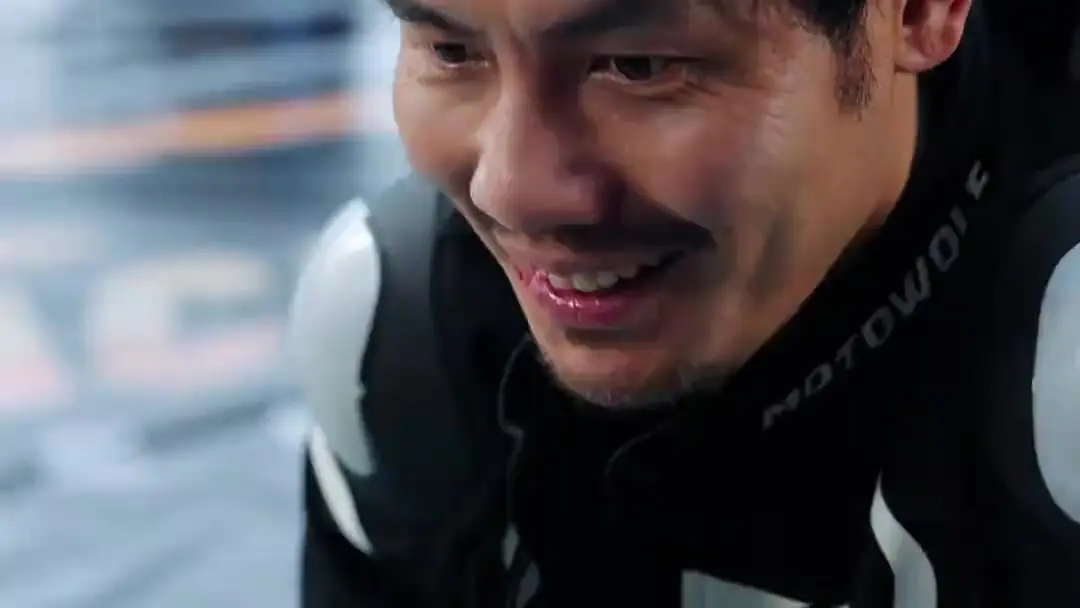 (مدبلج) سائق الشاحنات، أقوى مما تتخيل: عندما يتحول المُهان إلى قائدٍ في زجاجة مُعلّقة