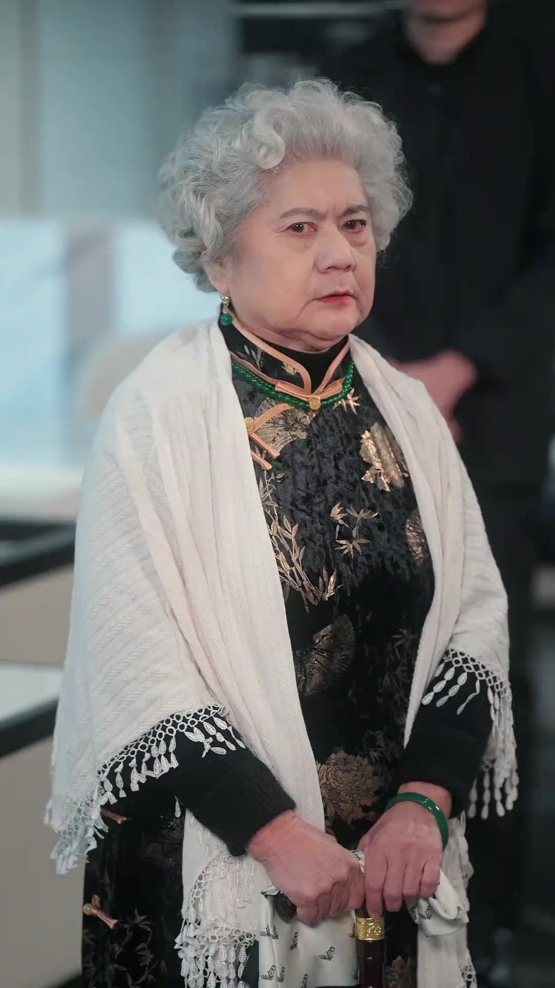 ELLE ÉTAIT NÉE POUR BRILLER