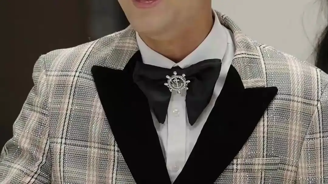 Divine Dragon: When the Compass Brooch Points to Betrayal