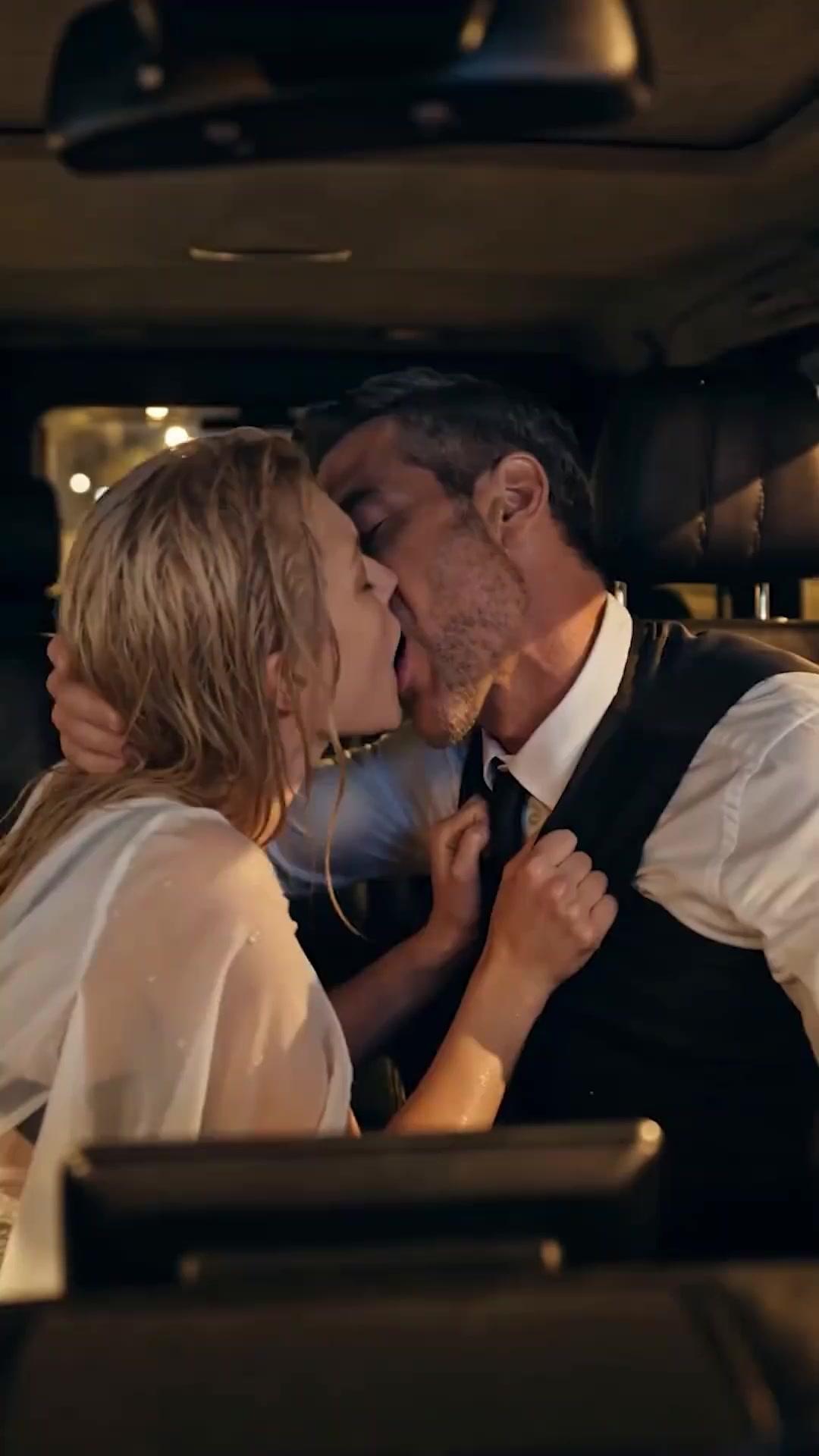 POSSÉDÉE PAR LE PARRAIN DE MON EX