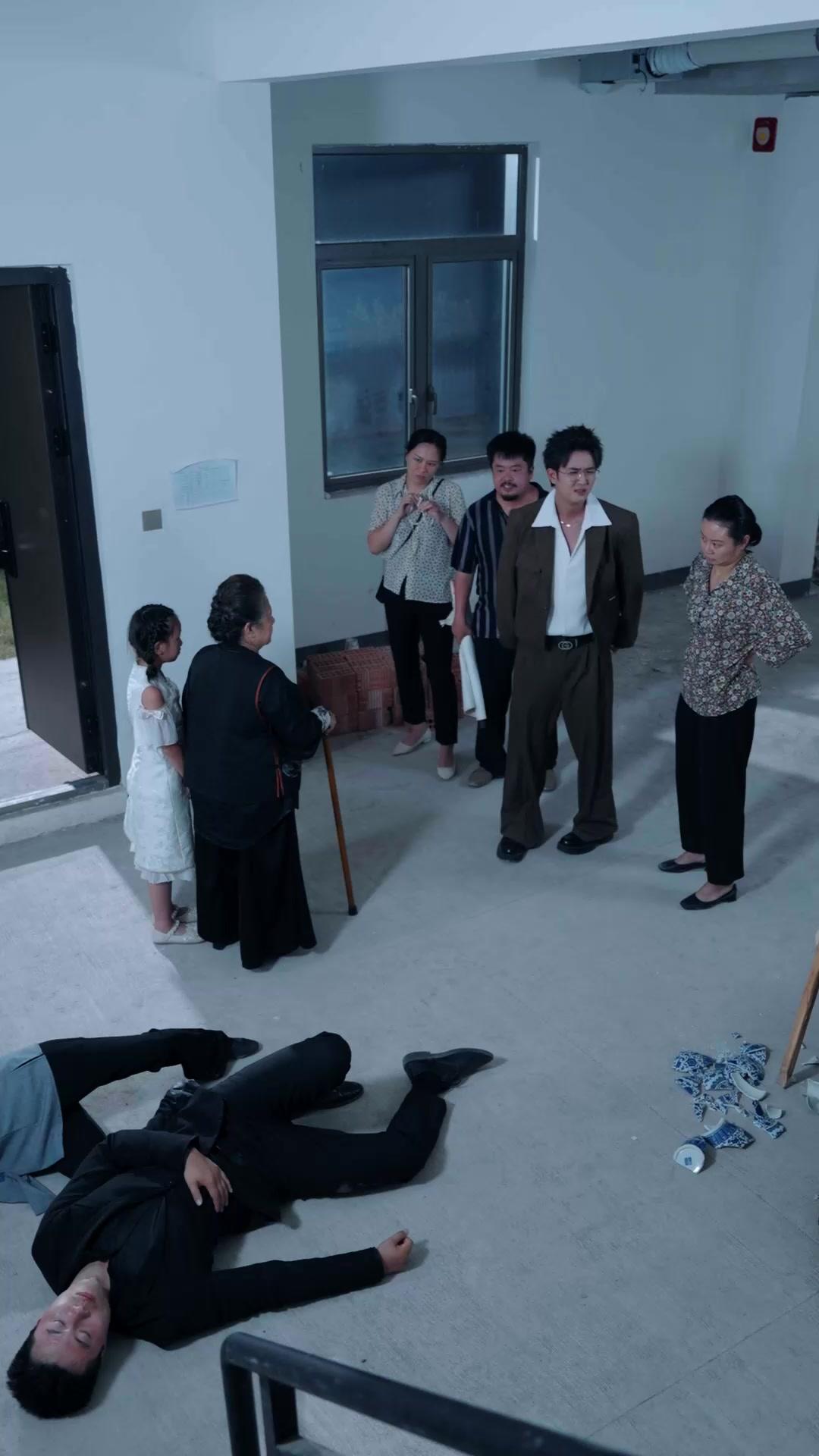 Phoenix Man vs. Billionaire Queen: Downfall