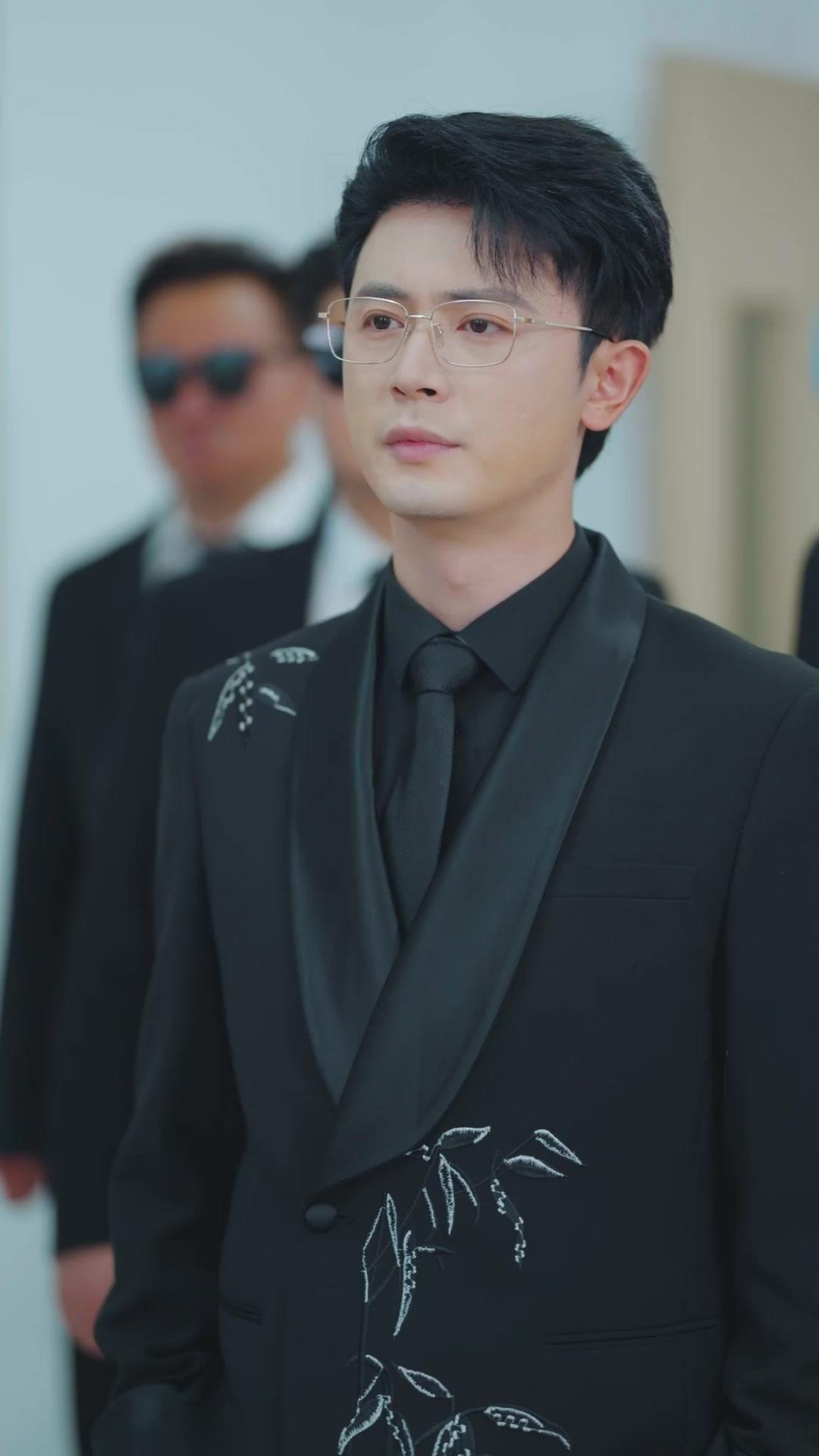 Dad’s Back! Kneel, Fakers!