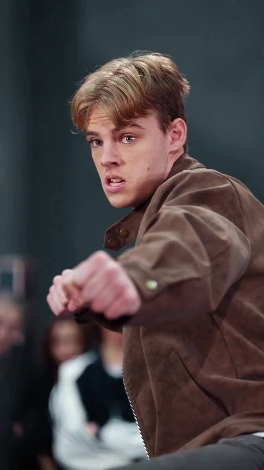 (Doppiaggio) Re Lupo Nascosto: Uno Sfigato Ibrido