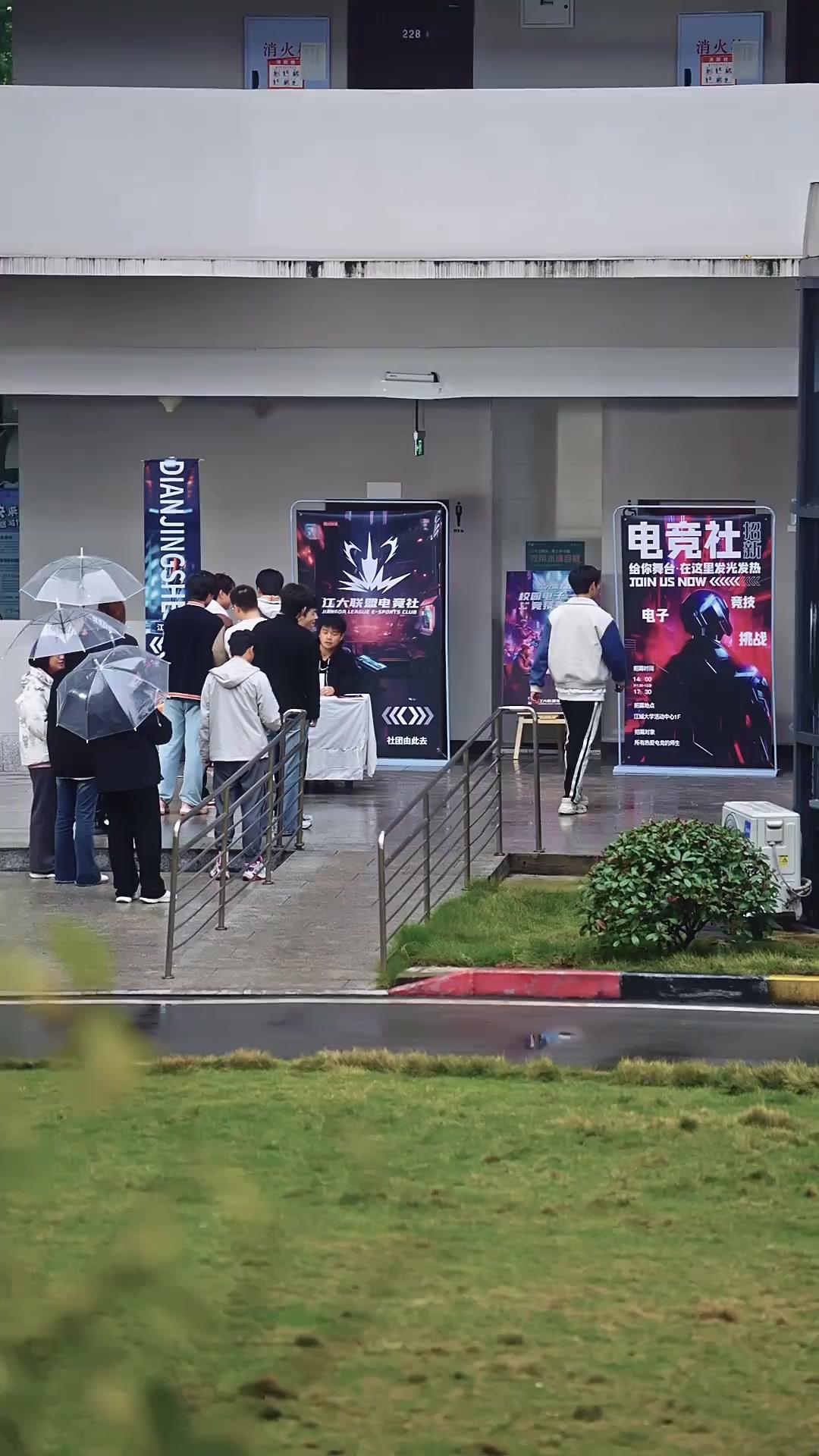 (Dubbed)Campus Queen Falls for Me After My First Love Betrayed Me