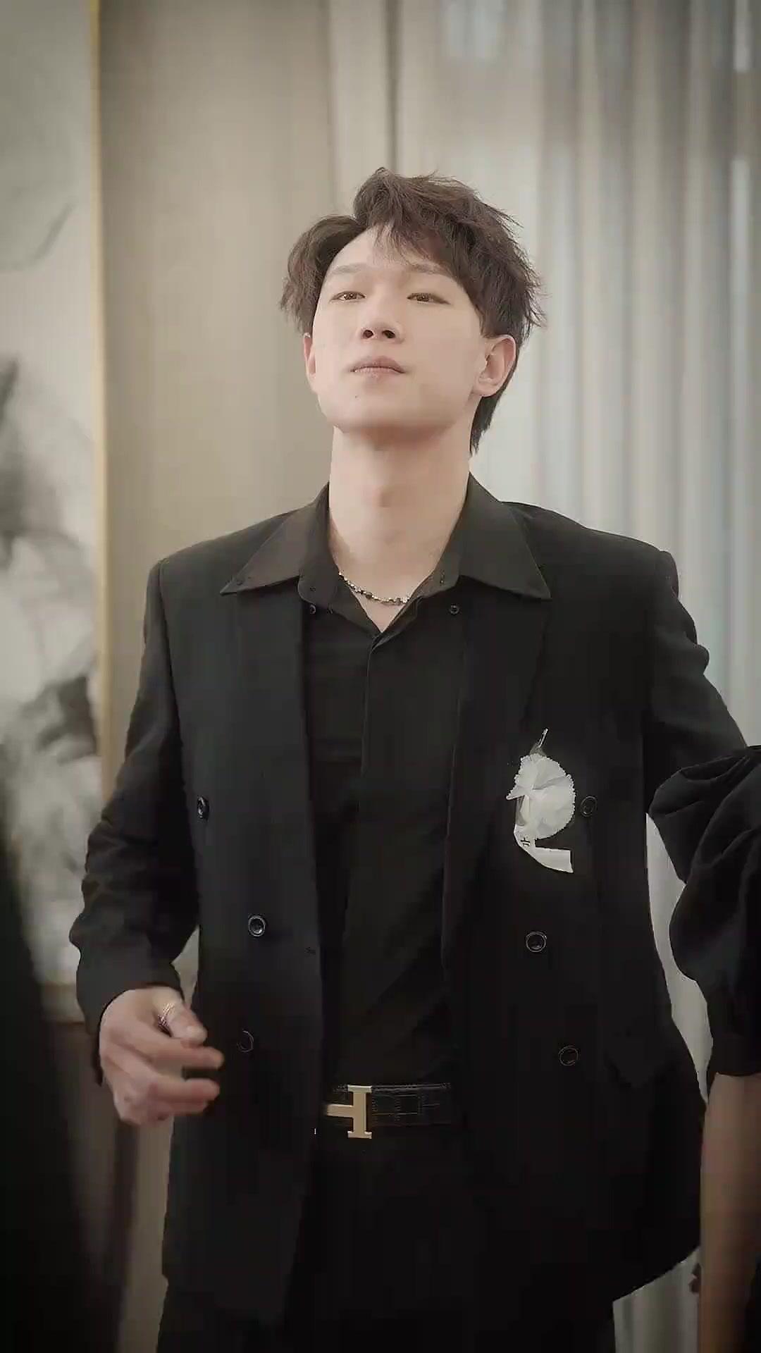 UNE LUMIÈRE DANS LA RUE