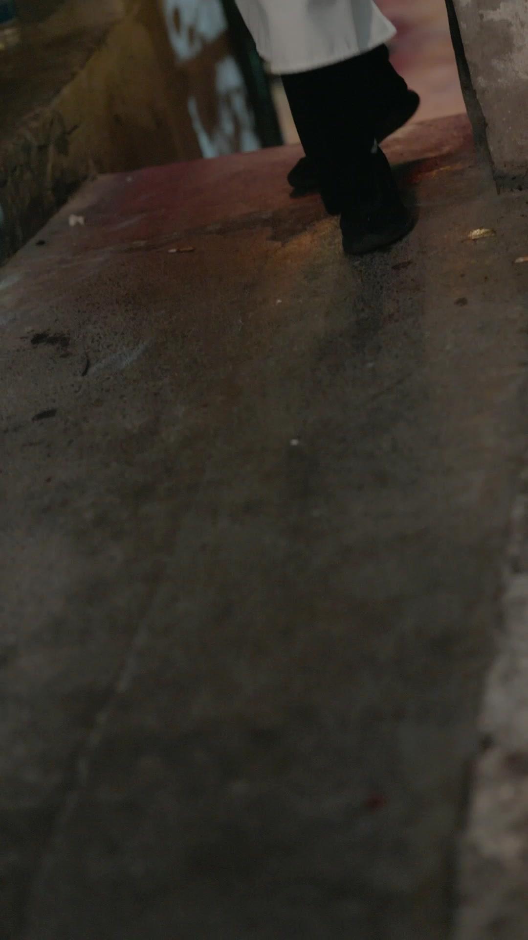 別哭，這碗飯妳不配