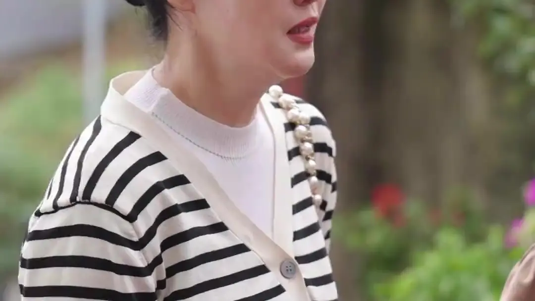 Twilight Dancing Queen: When Dragons Clash in a Courtyard