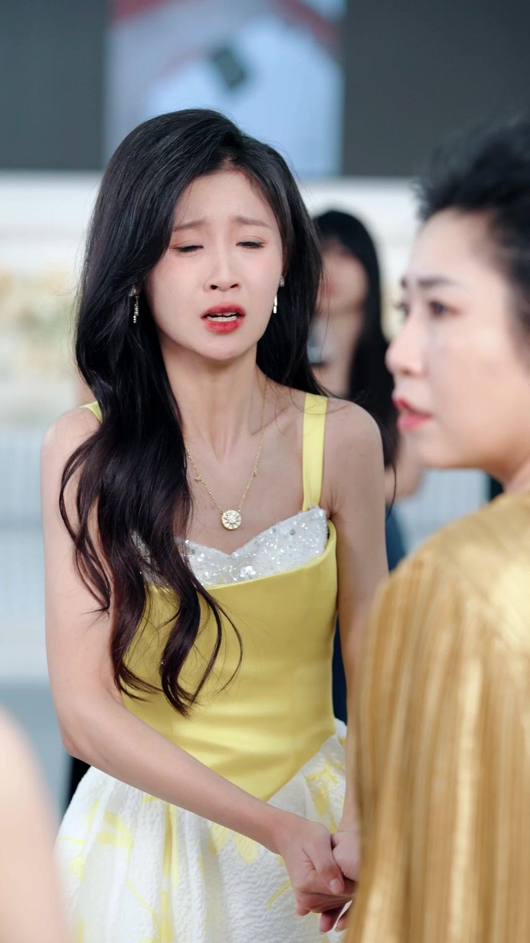 FAUSSE ET VRAIE, MAIN DANS LA MAIN