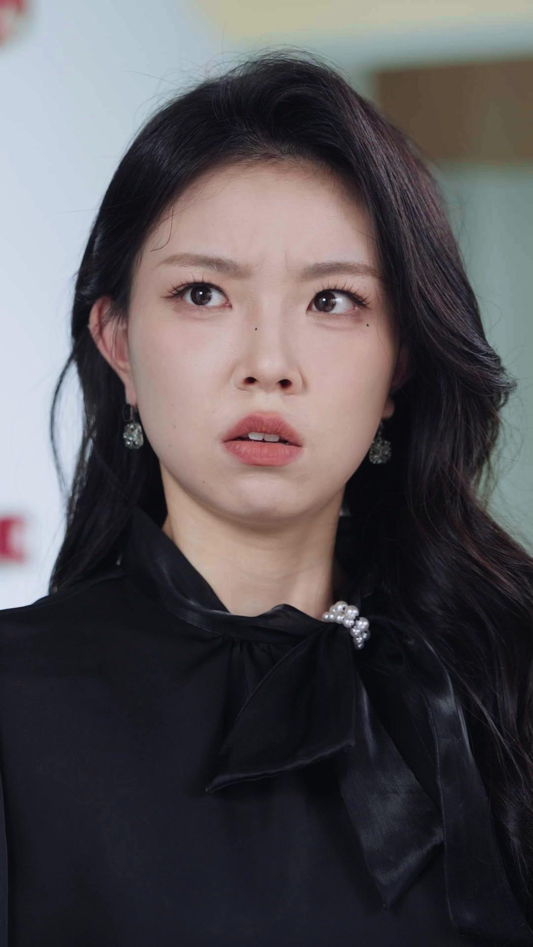 Wanita Misterius Bertopeng