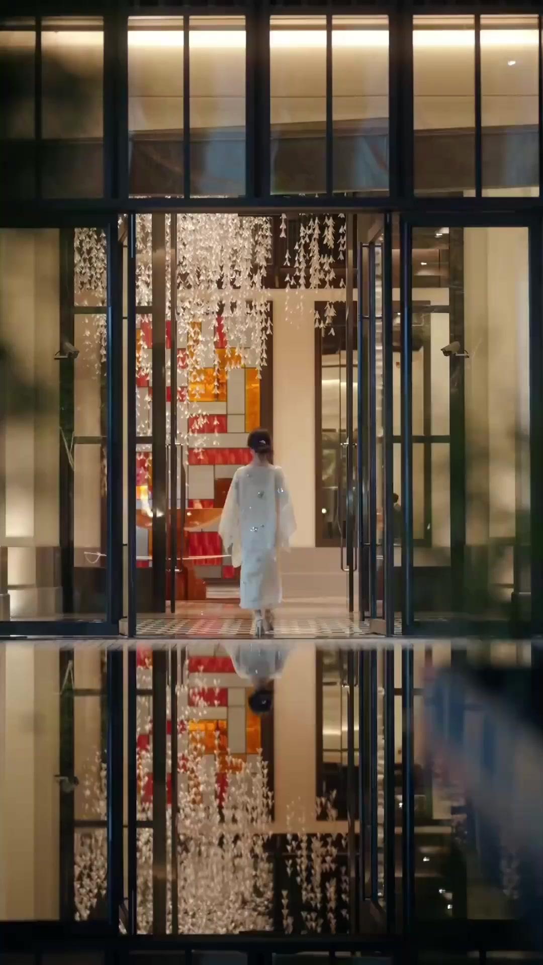 العصفورة في القفص الذهبي