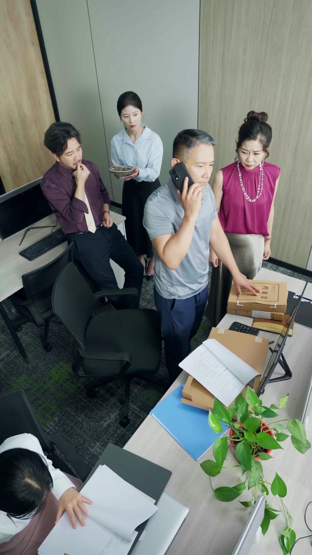 Reencontro e Confronto: Pai e Filho vs. Mal