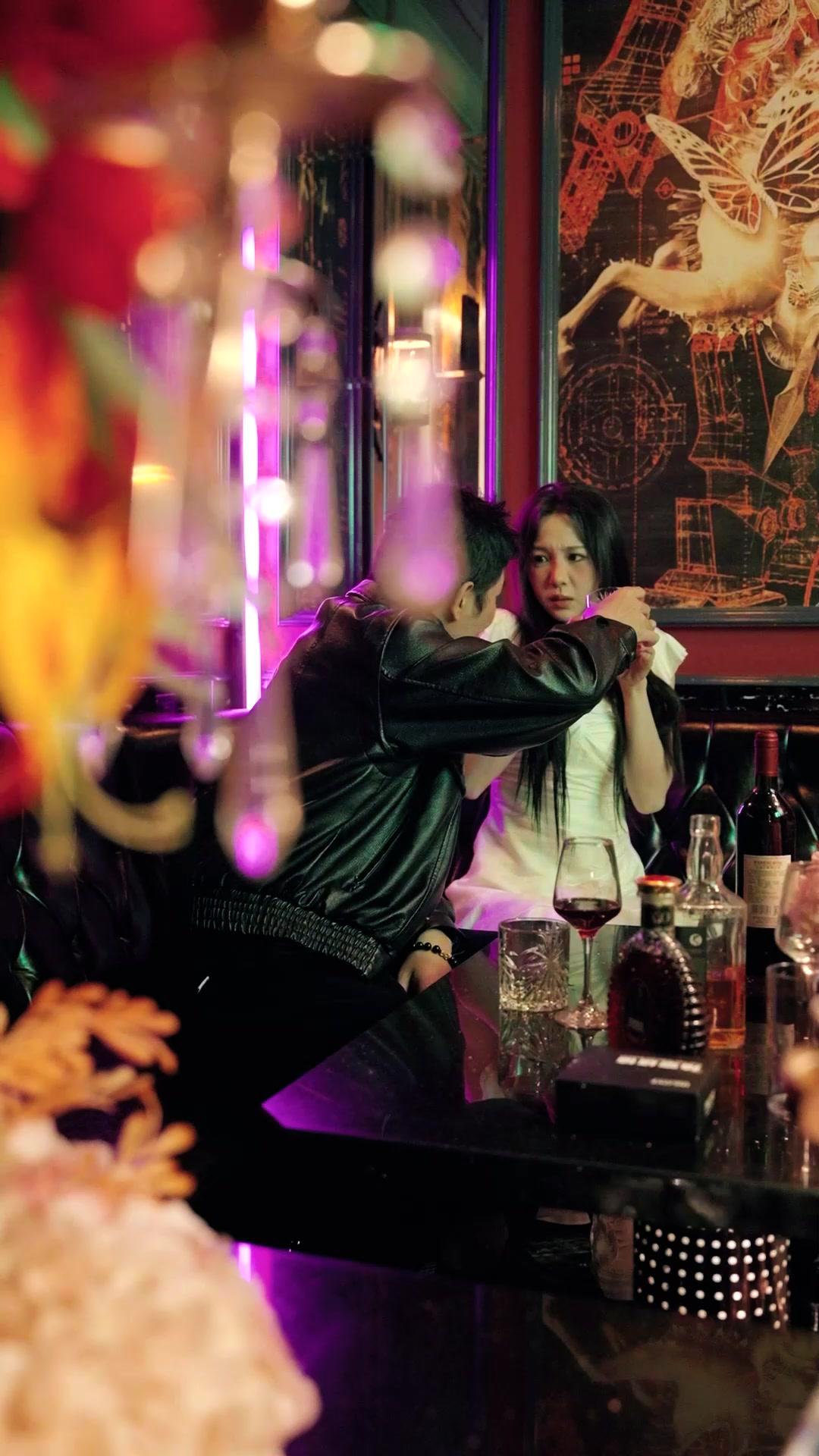 被背叛後，他撿走了我