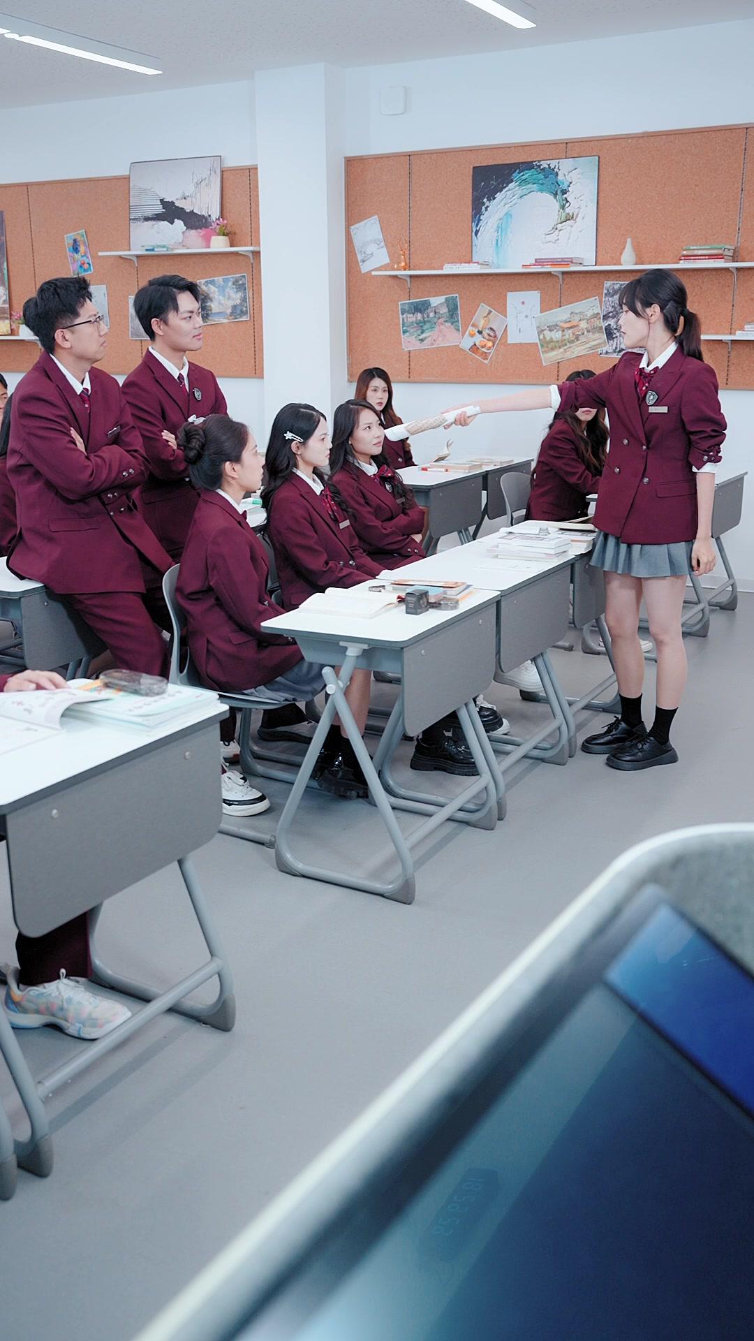 Dia Memegang Naskah Penjahat