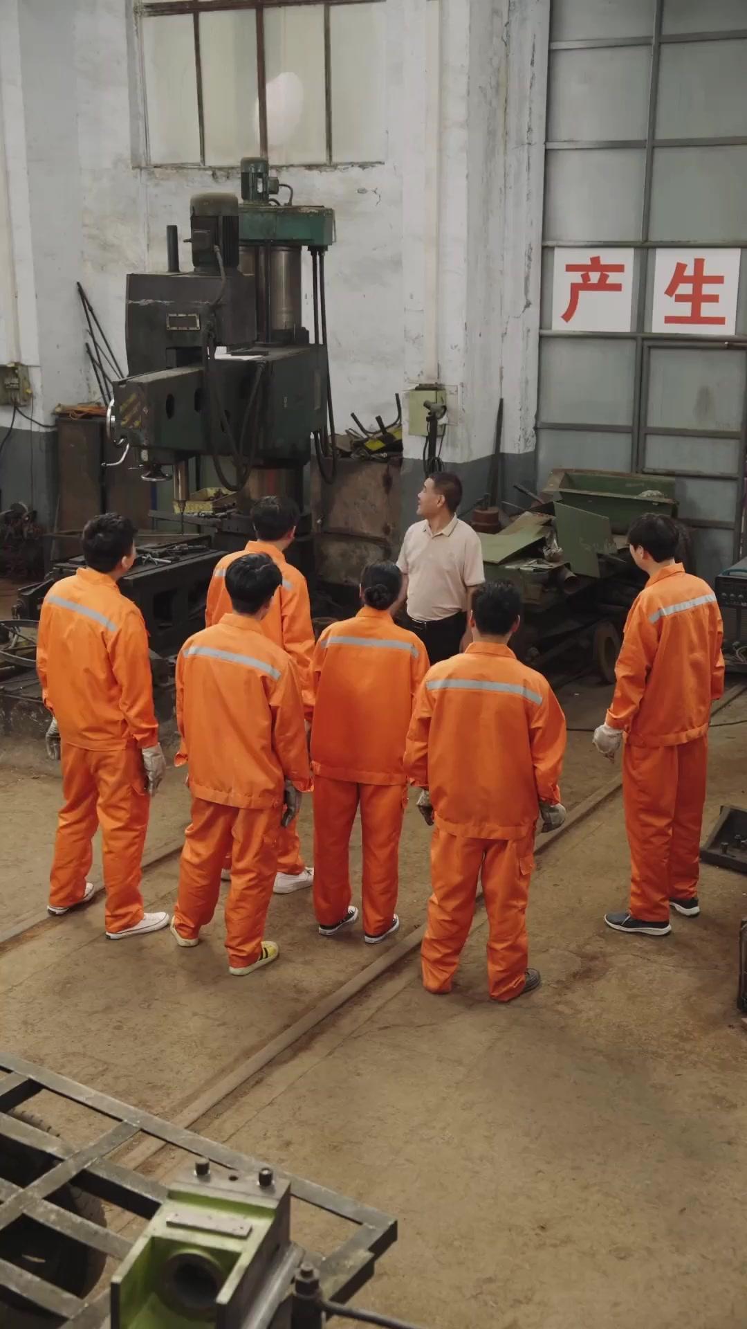 الخبير العائد