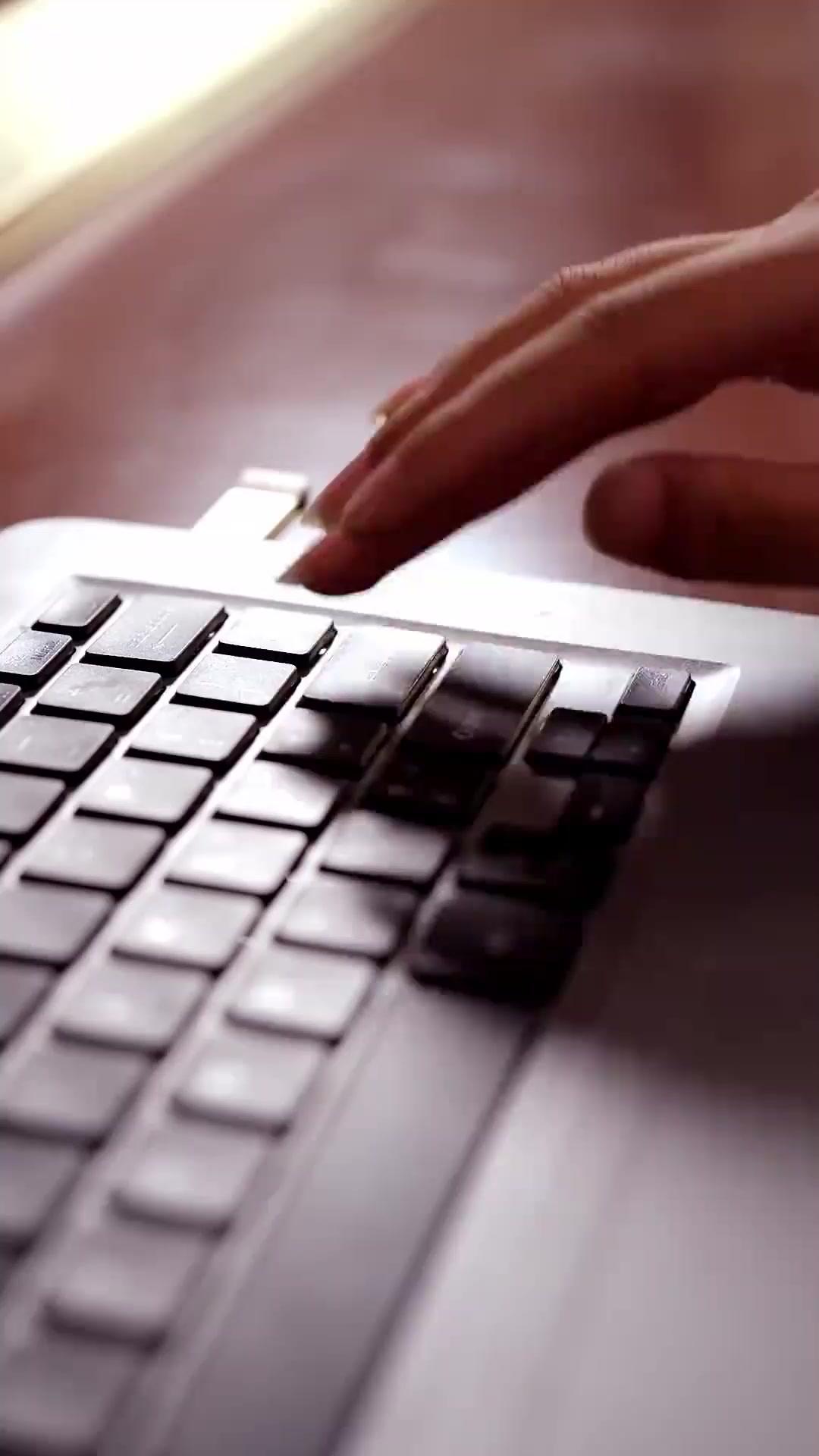 (Sulih suara) Apa Rahasia Boneka itu?