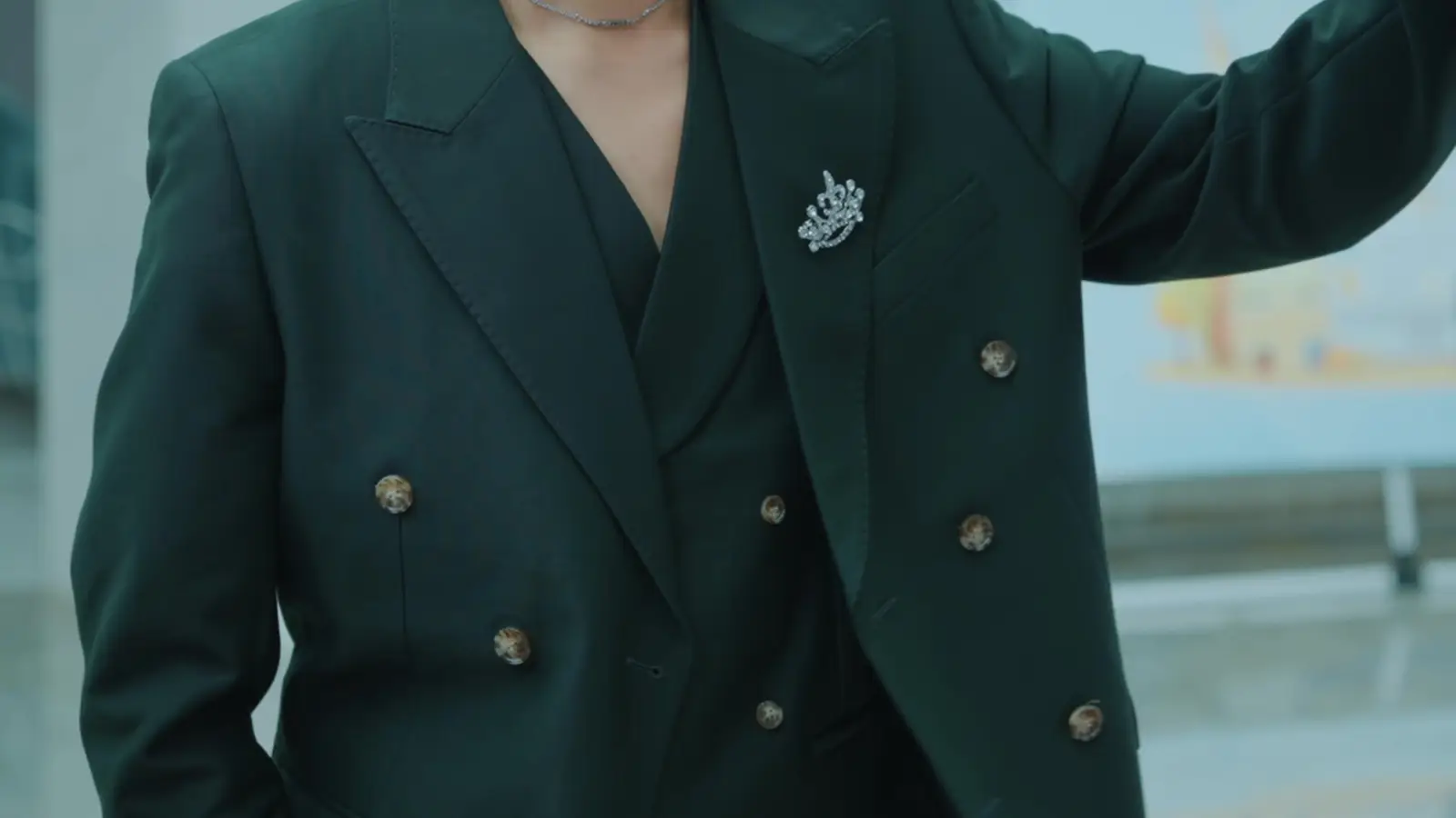 หัวใจถูกรุกล้ำ ดอกกุหลาบขาวในมือผู้ชายสูทเขียว