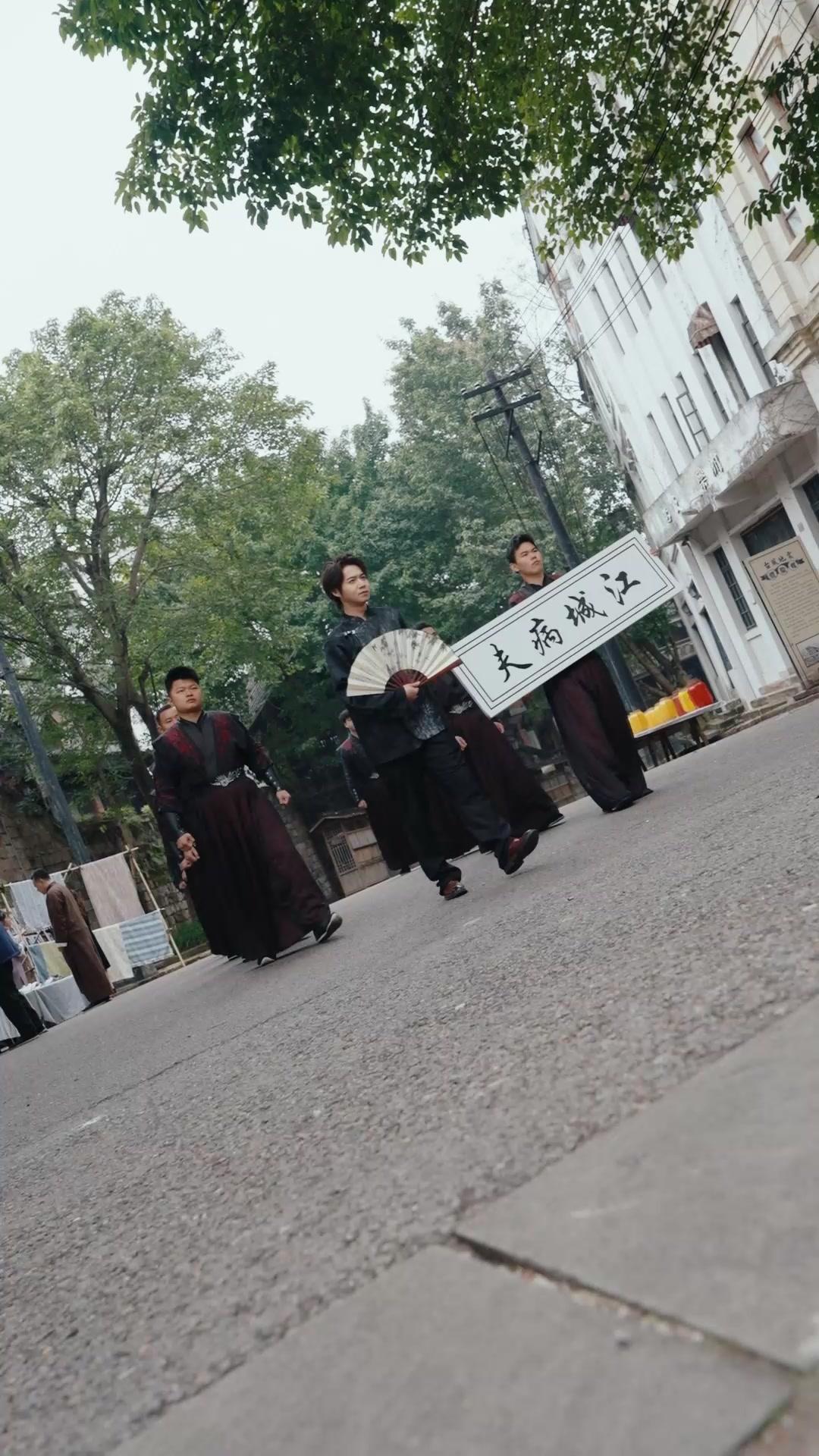 失憶天尊，扮豬吃虎護妻