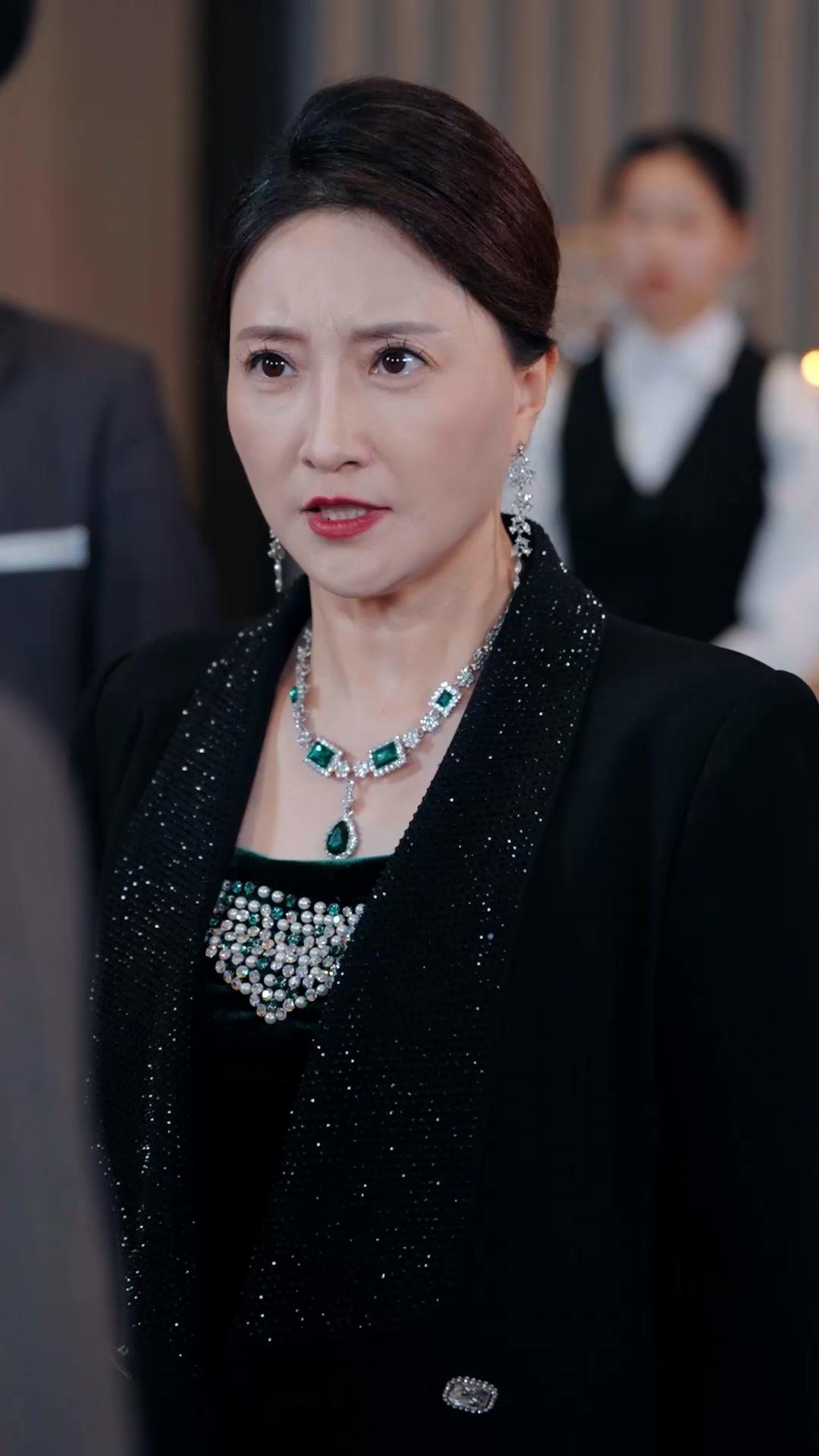 Di Balik Senyum Palsu