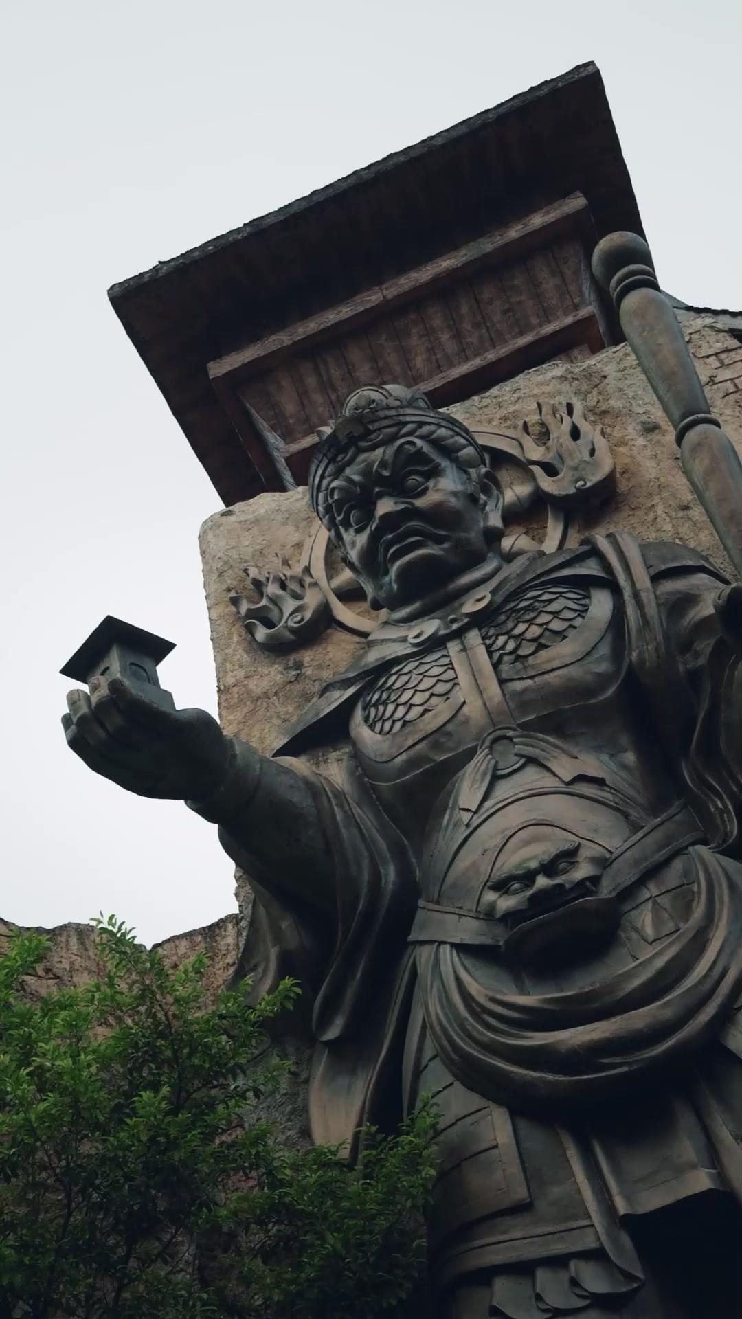 Kriegsheilige: Kronen aus Blut und Zeit