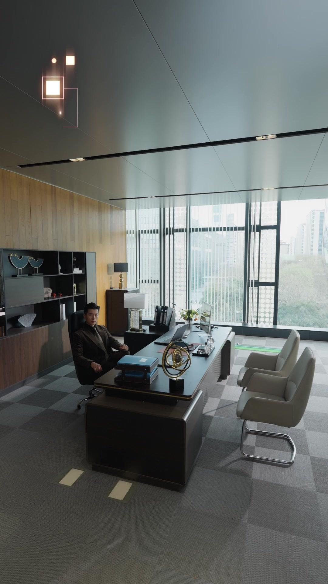 她當眾求婚白月光那天