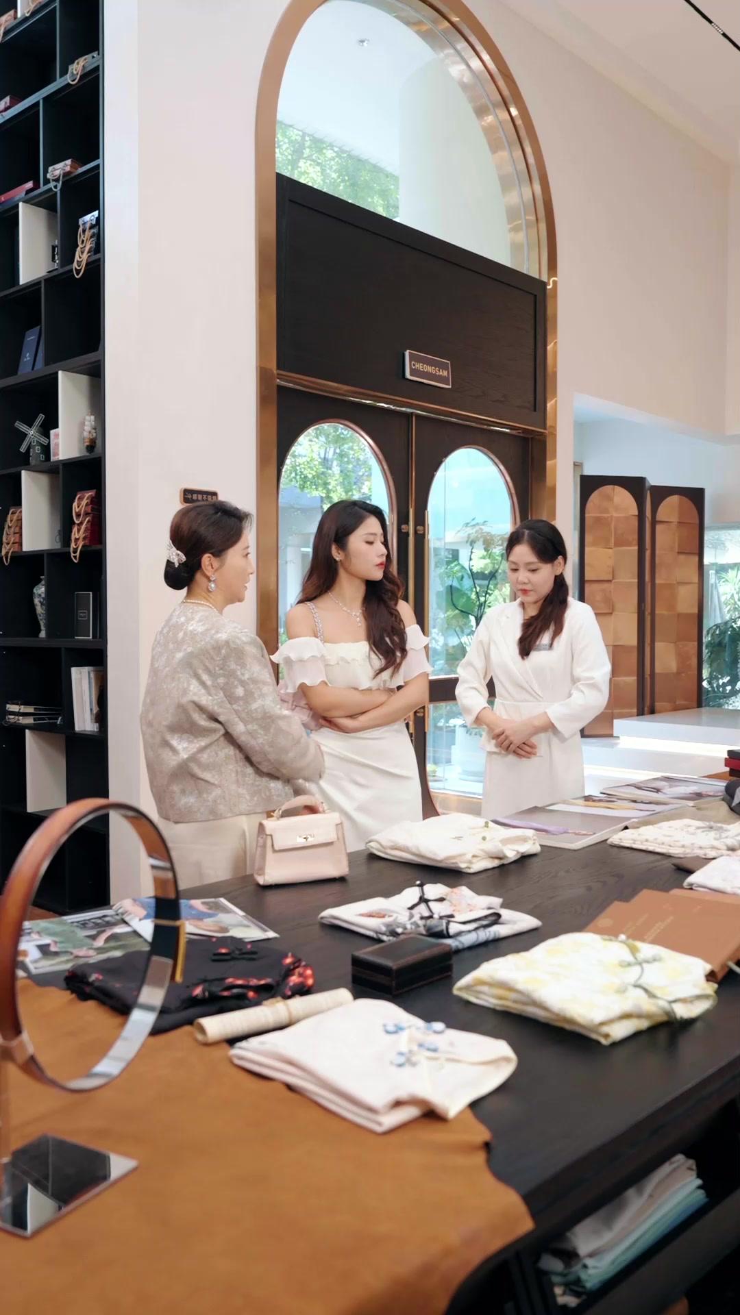 Di Balik Senyum Palsu