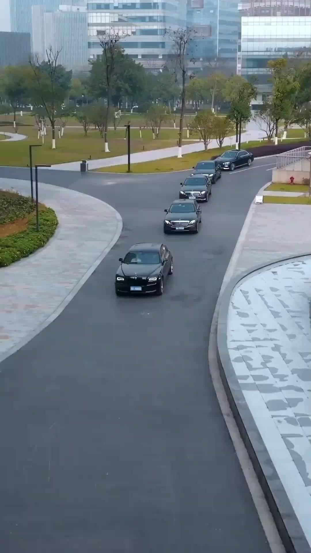 SA MAJESTÉ LA CANTINE