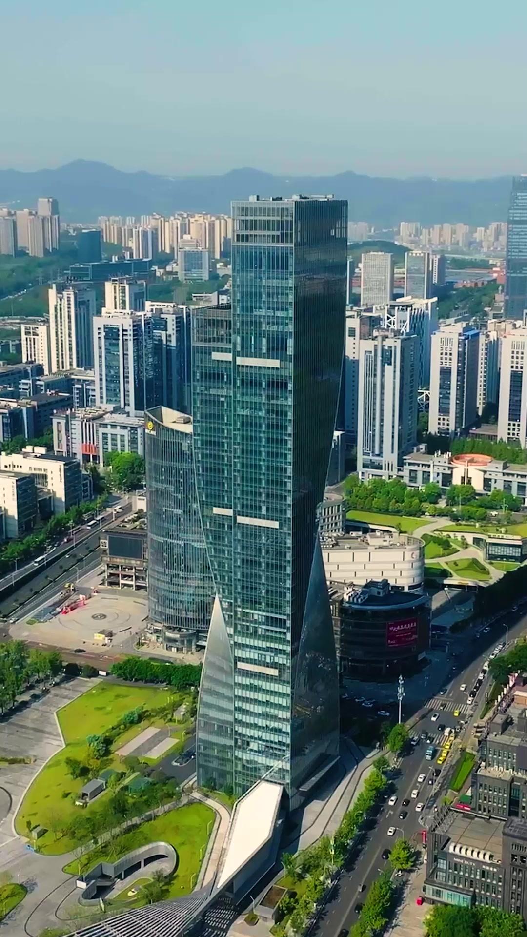 NE JOUEZ PAS AVEC ELLE !