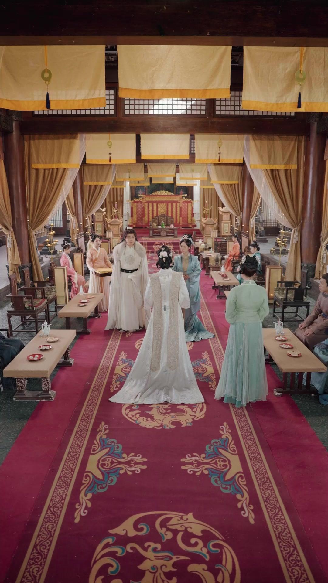 Die erste Phönix-Stickerin